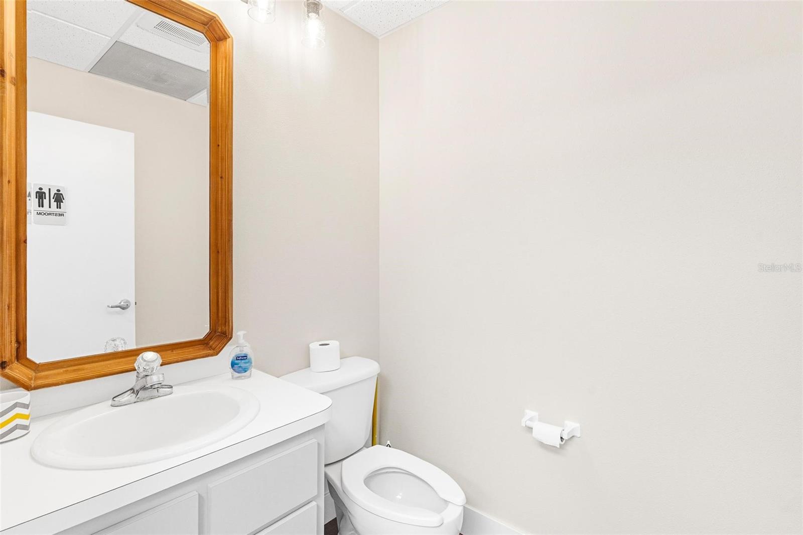 Image 21 of 33 For 920 Rolling Acres Road 201