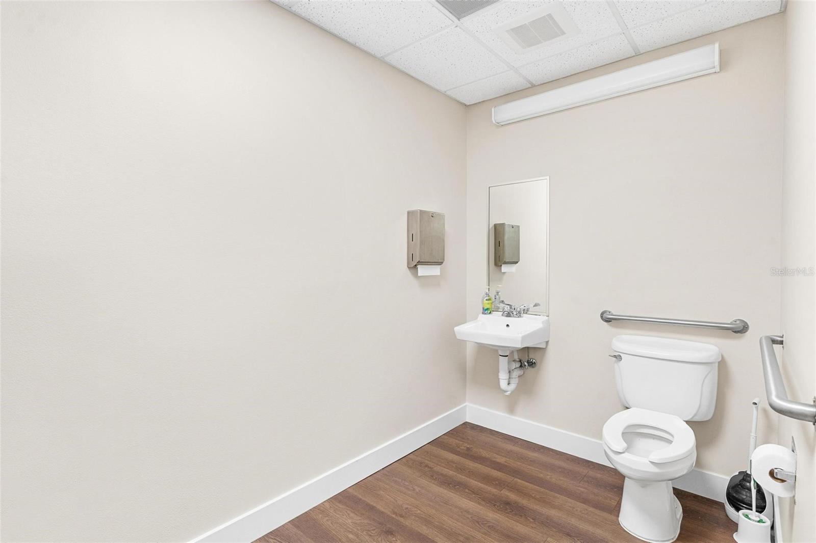 Image 22 of 33 For 920 Rolling Acres Road 201