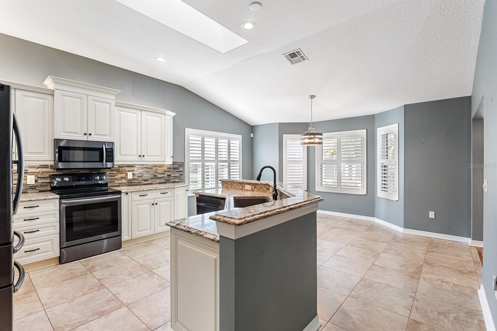 Image 10 of 37 For 602 Juanita Court