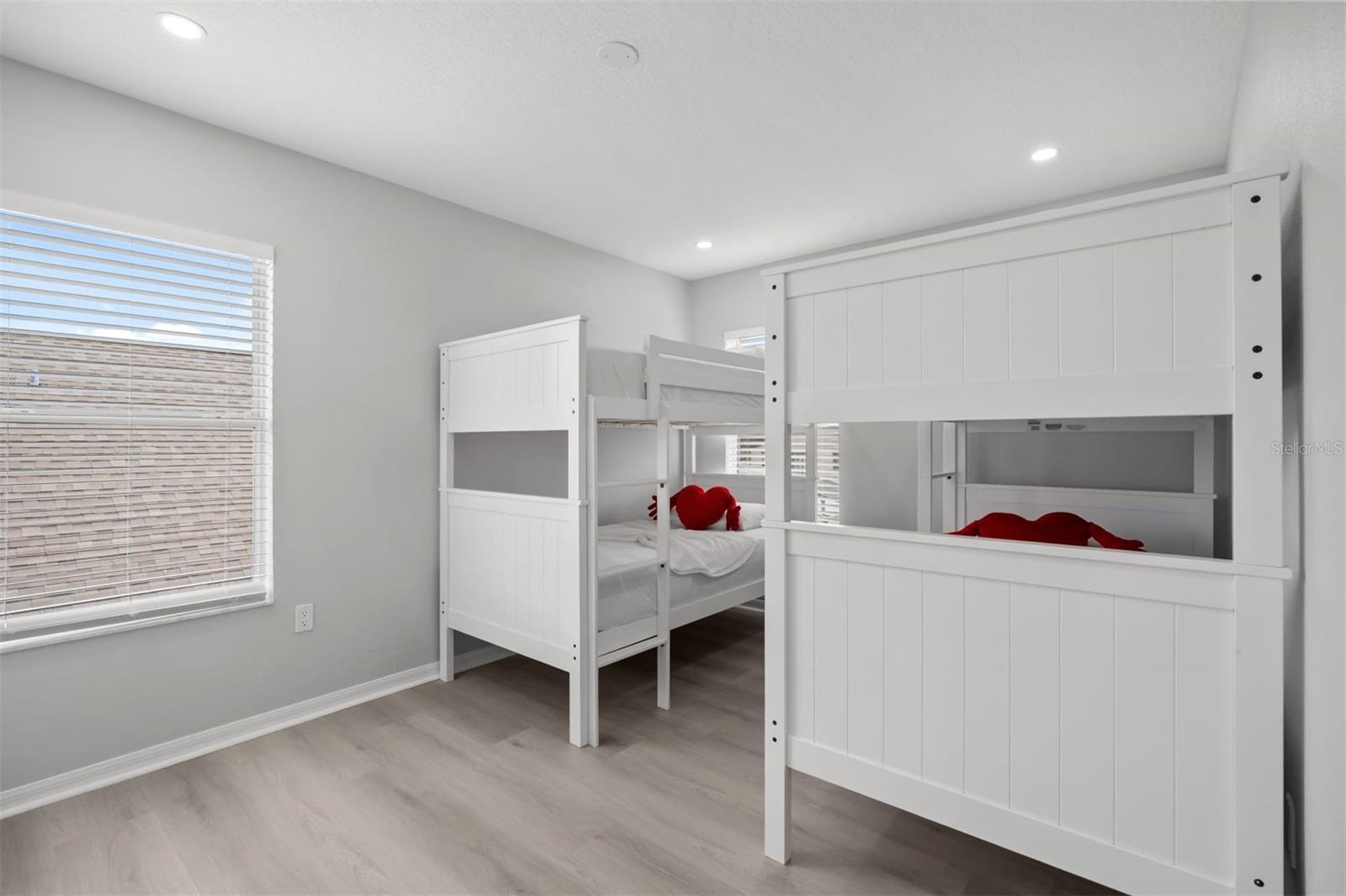 Image 37 of 51 For 117 Forest View Court