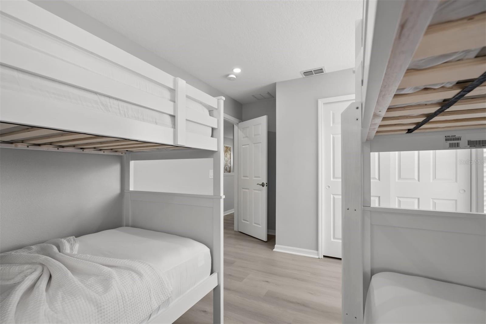 Image 38 of 51 For 117 Forest View Court