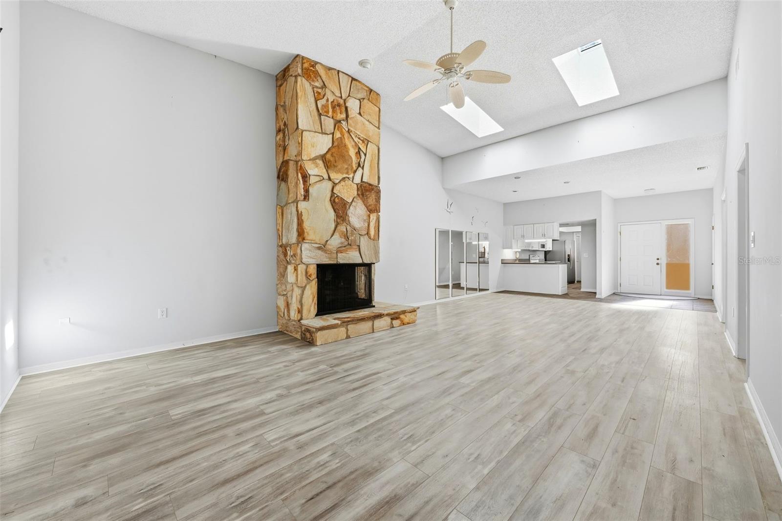 Image 14 of 53 For 1111 Lakeshore Drive C4