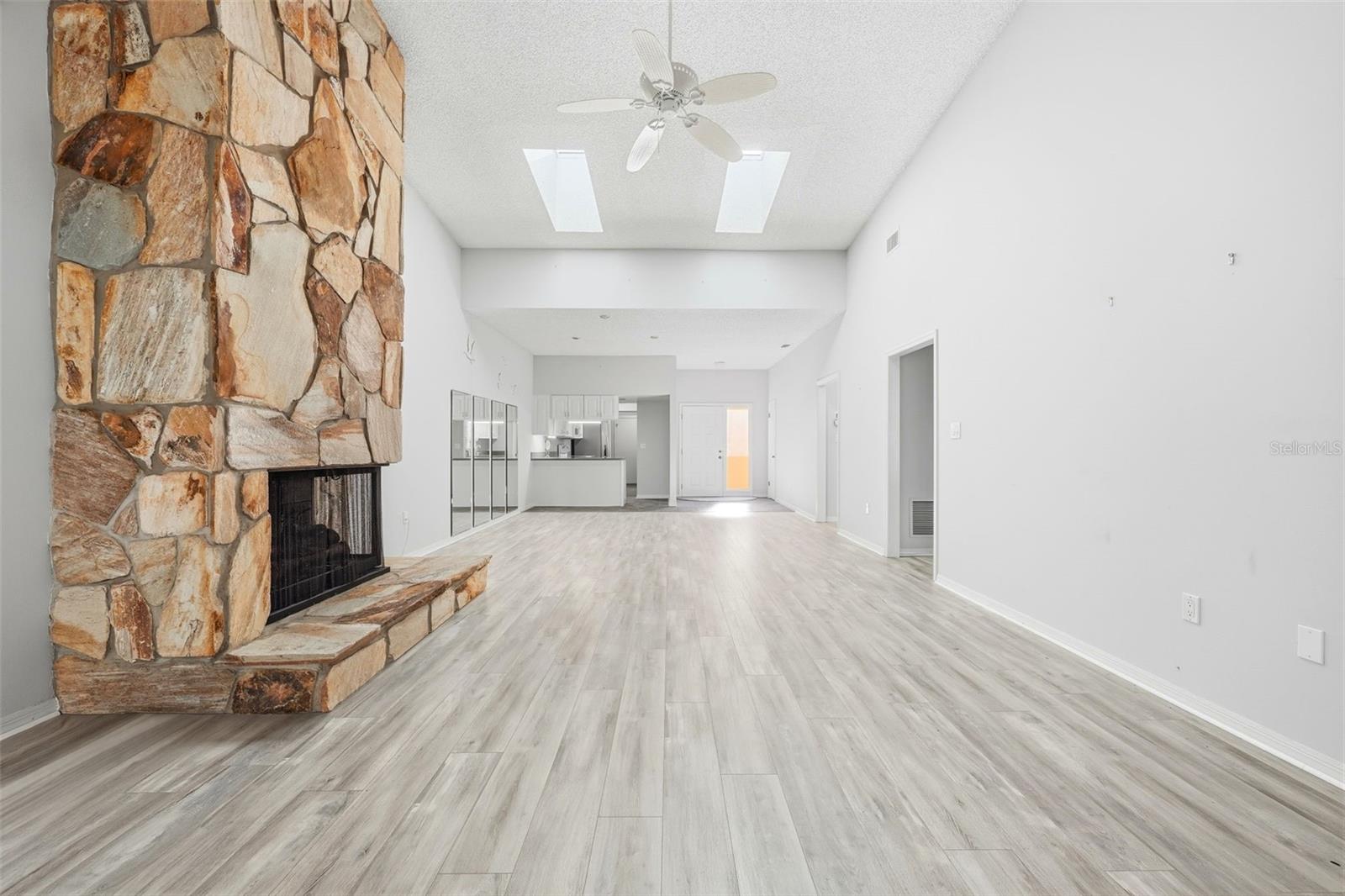 Image 15 of 53 For 1111 Lakeshore Drive C4