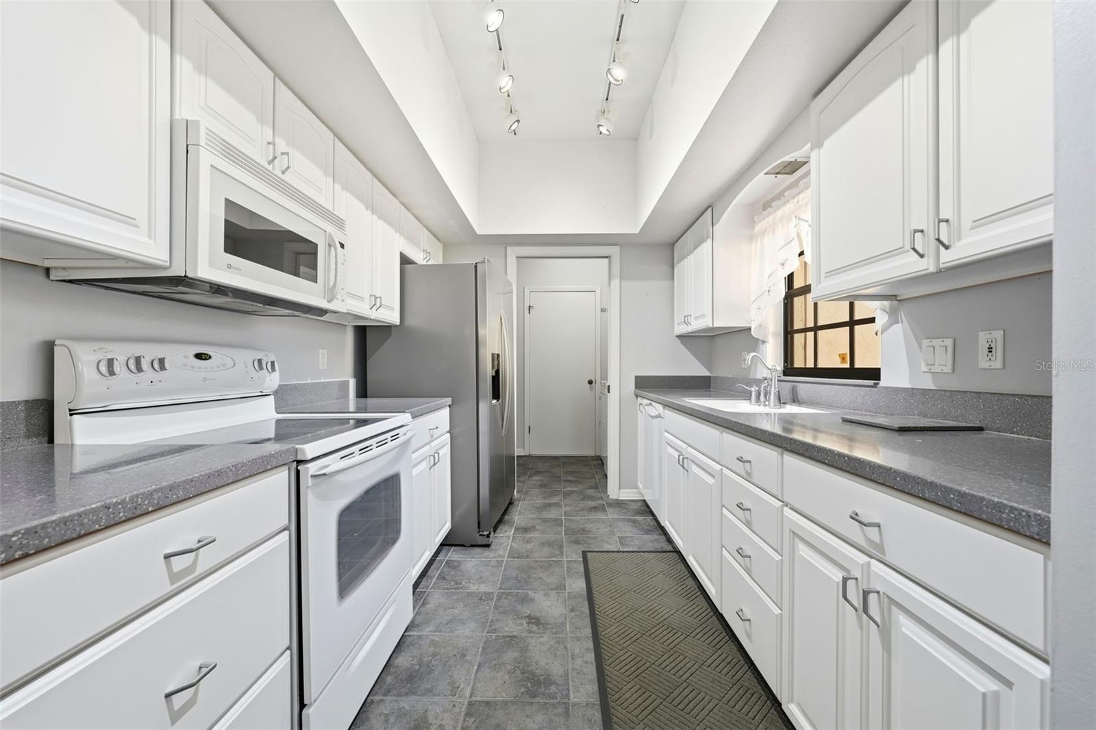 Image 22 of 53 For 1111 Lakeshore Drive C4