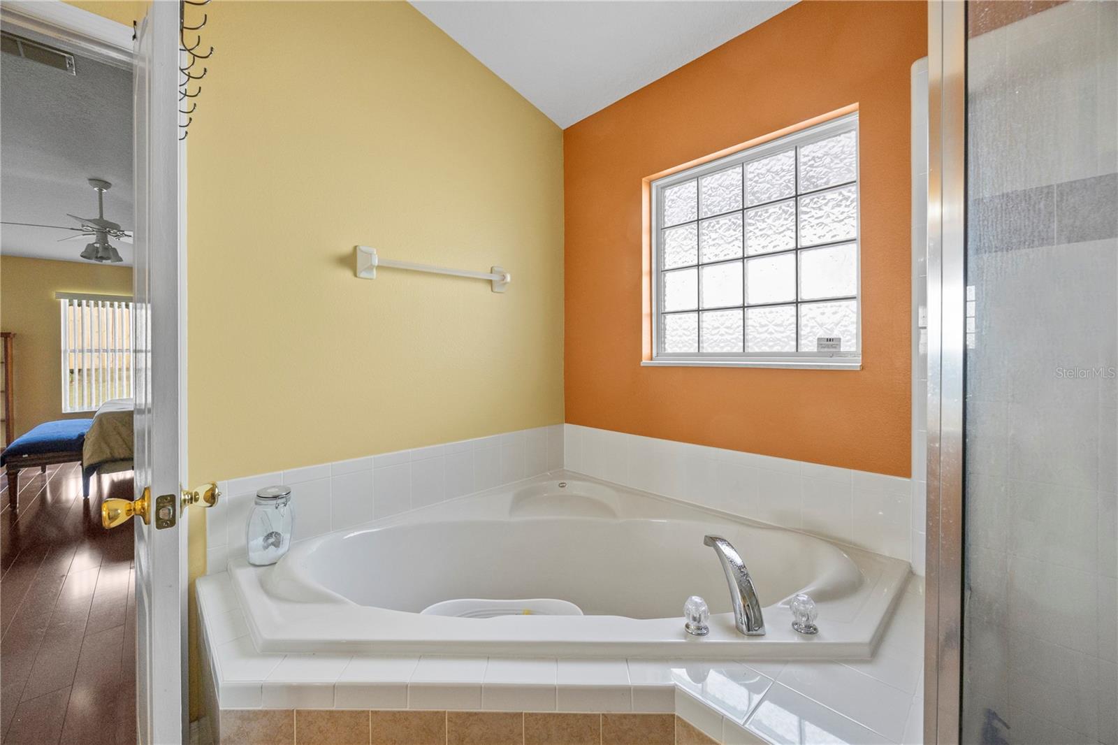 Image 18 of 42 For 415 Regatta Drive