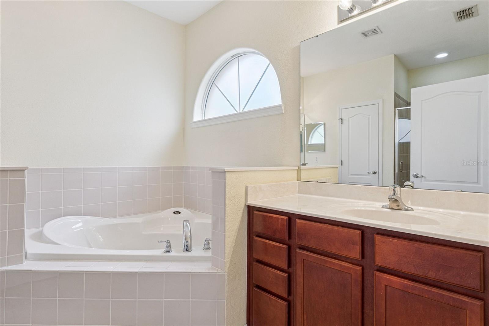 Image 17 of 42 For 13216 Fountainbleau Drive