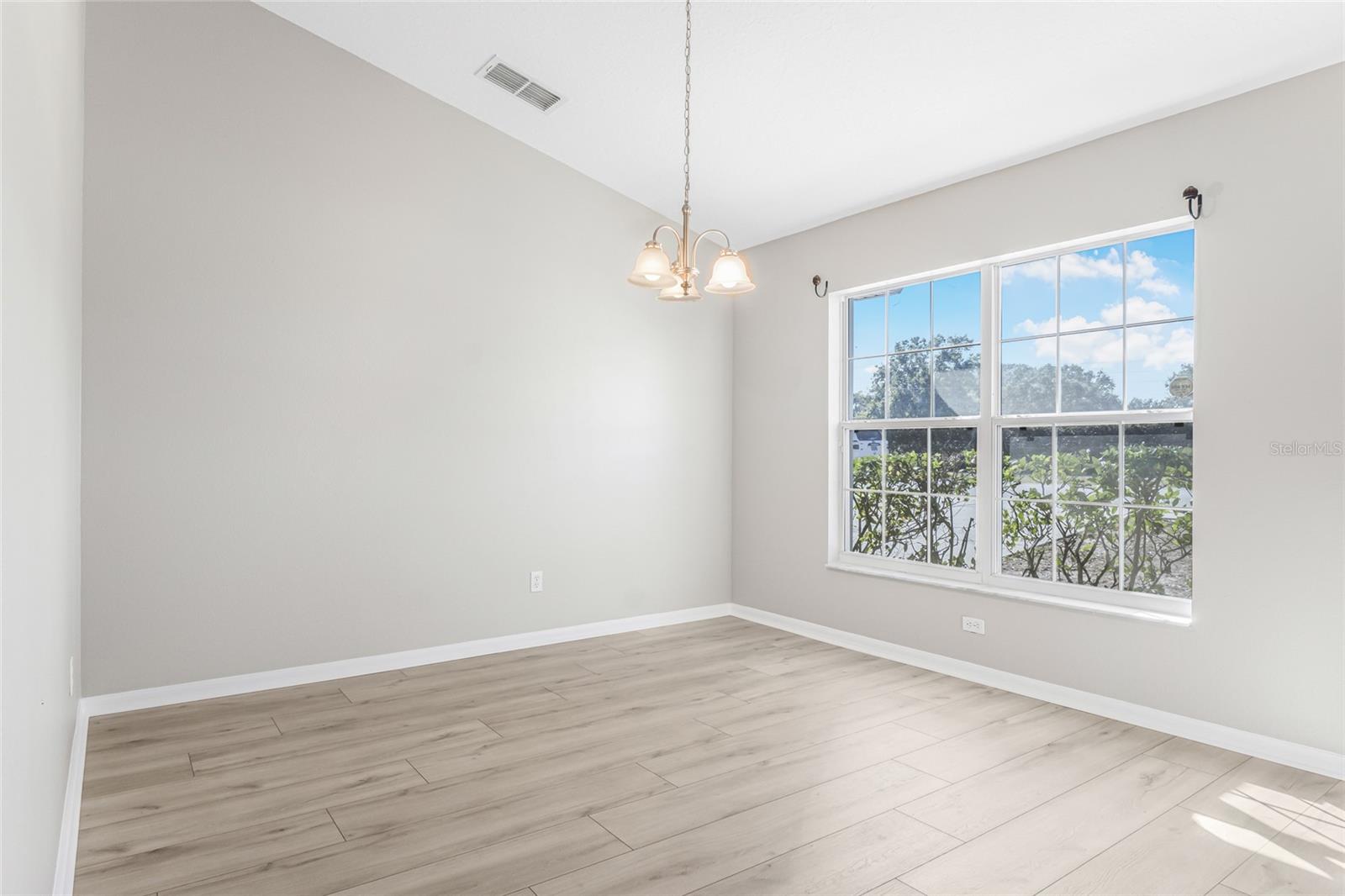 Image 10 of 53 For 1037 Bluegrass Drive