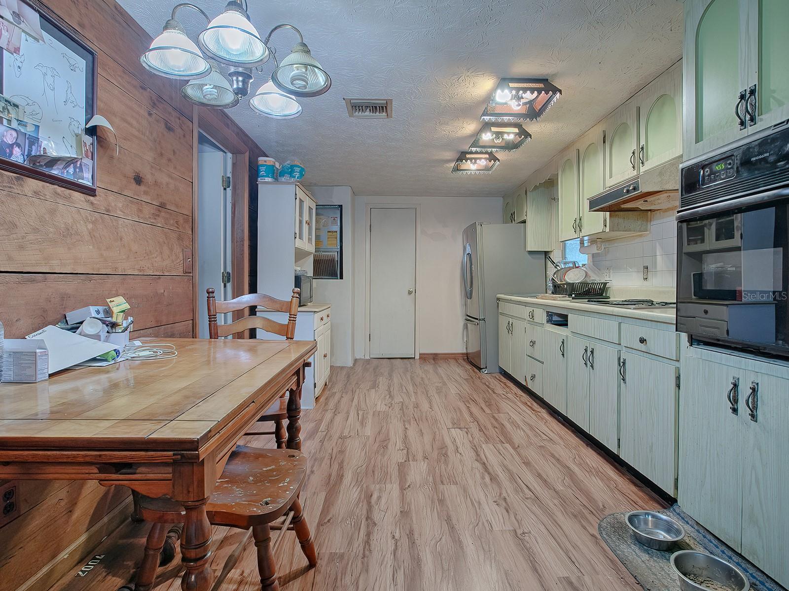 Image 31 of 38 For 853 Cr 484  