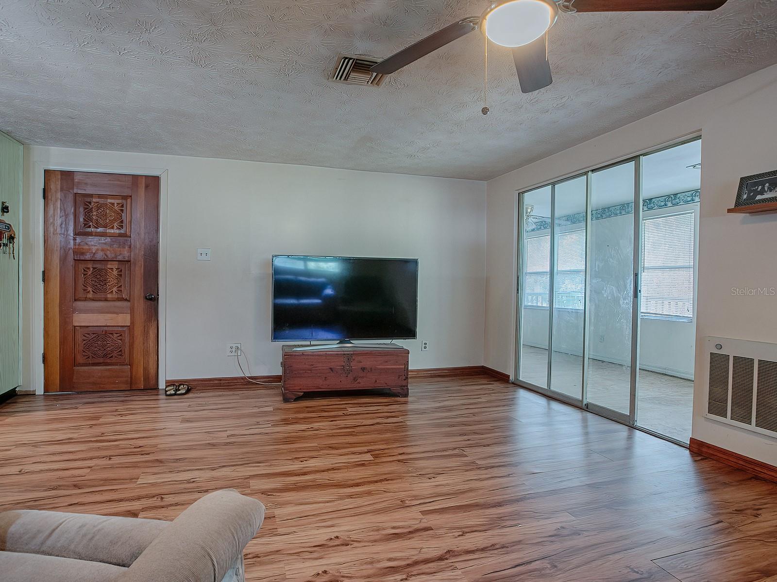 Image 33 of 38 For 853 Cr 484  