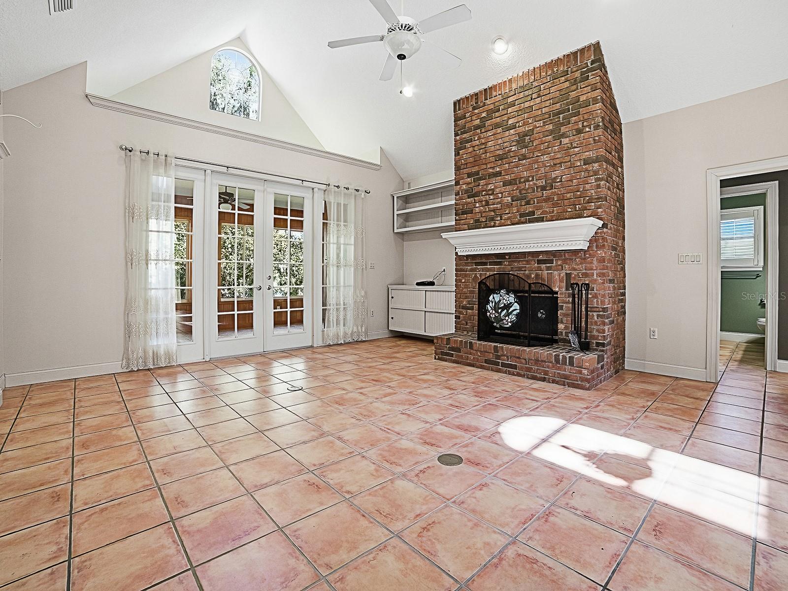 Image 10 of 61 For 592 Crescent Street