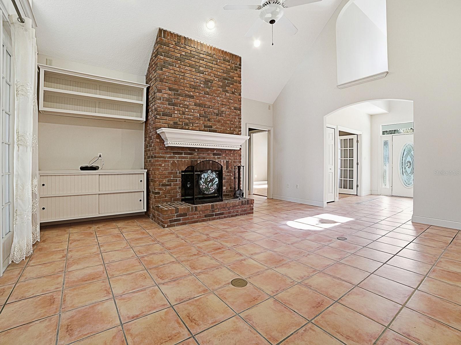 Image 12 of 61 For 592 Crescent Street