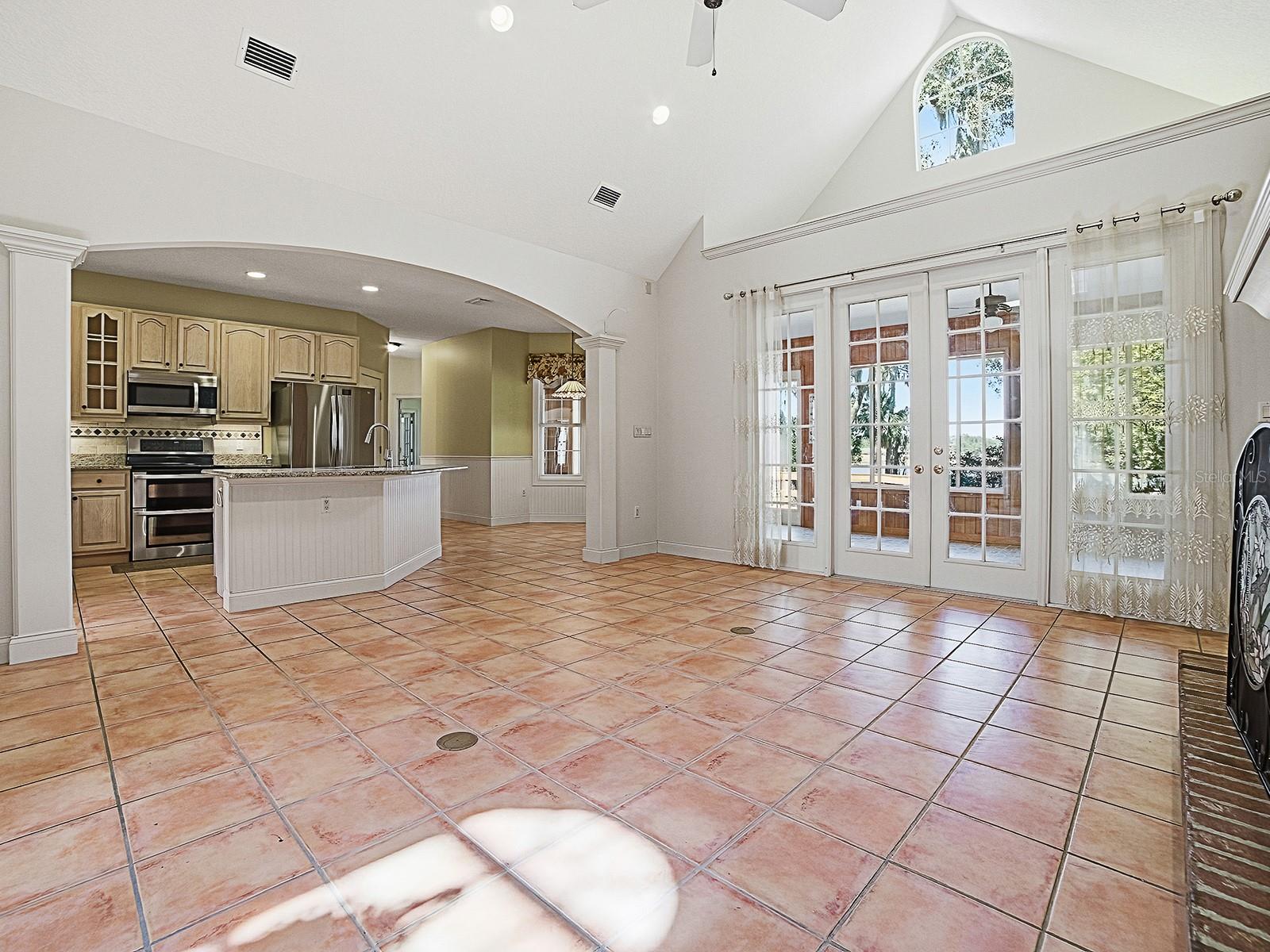 Image 14 of 61 For 592 Crescent Street