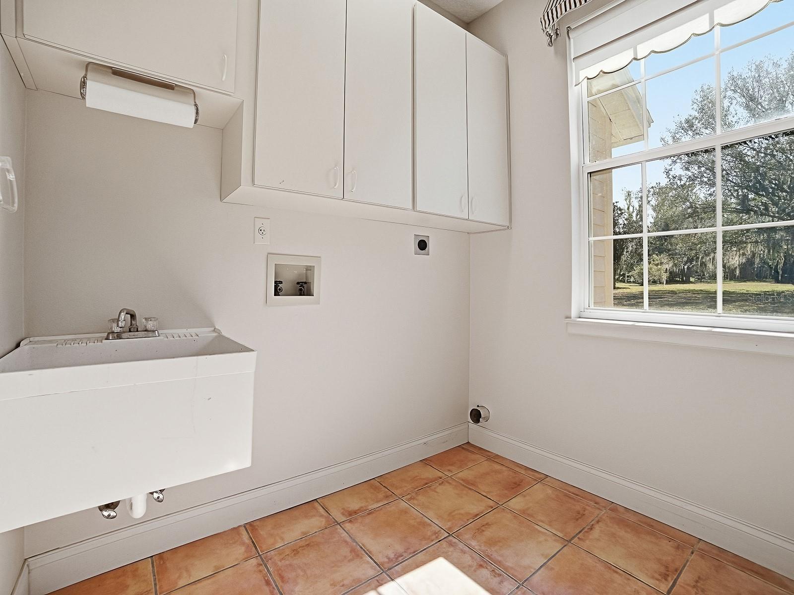 Image 25 of 61 For 592 Crescent Street