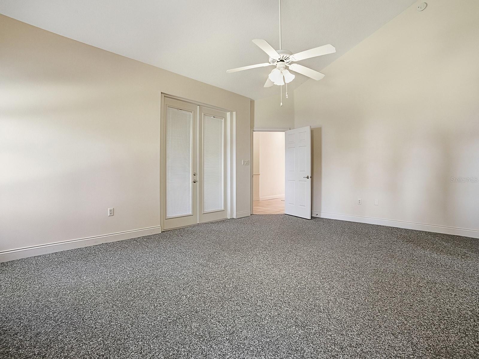 Image 27 of 61 For 592 Crescent Street