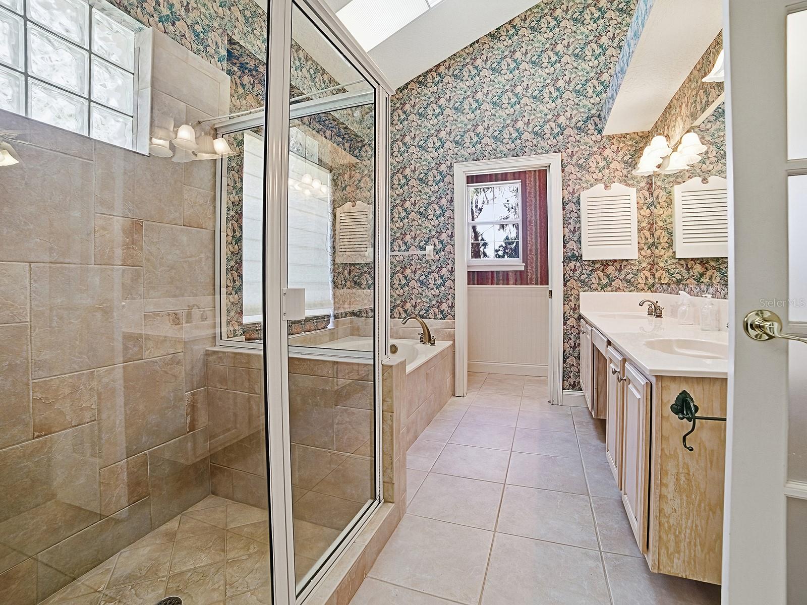 Image 29 of 61 For 592 Crescent Street