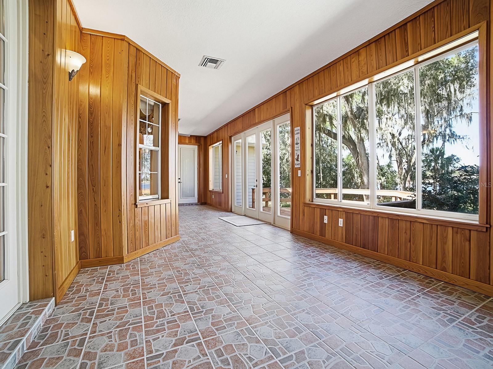 Image 39 of 61 For 592 Crescent Street