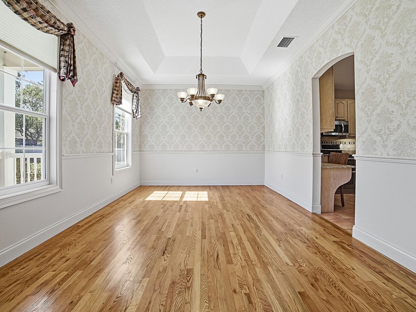 Image 6 of 61 For 592 Crescent Street