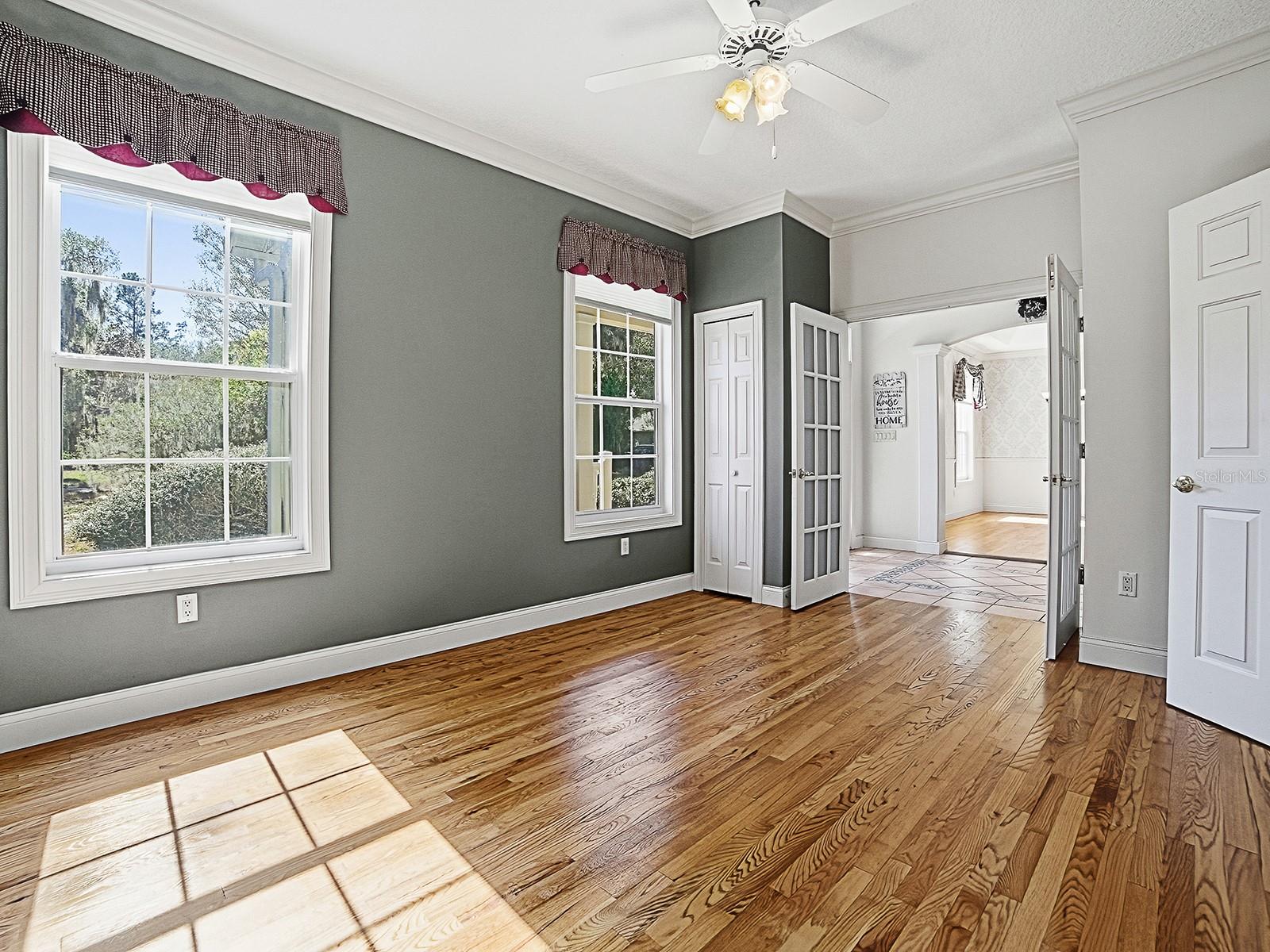 Image 9 of 61 For 592 Crescent Street