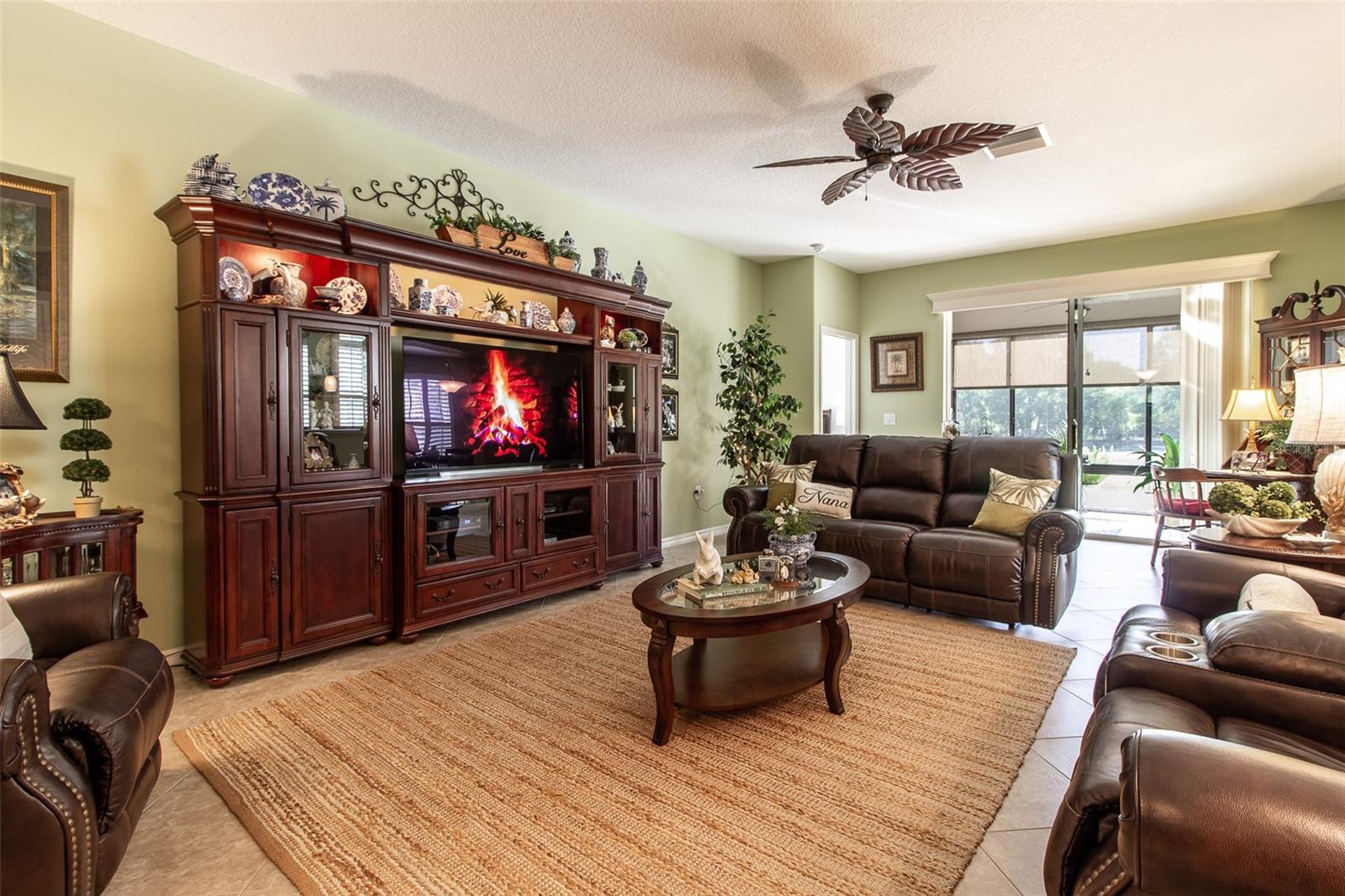 Listing photo id 9 for 16123 14th Avenue Road