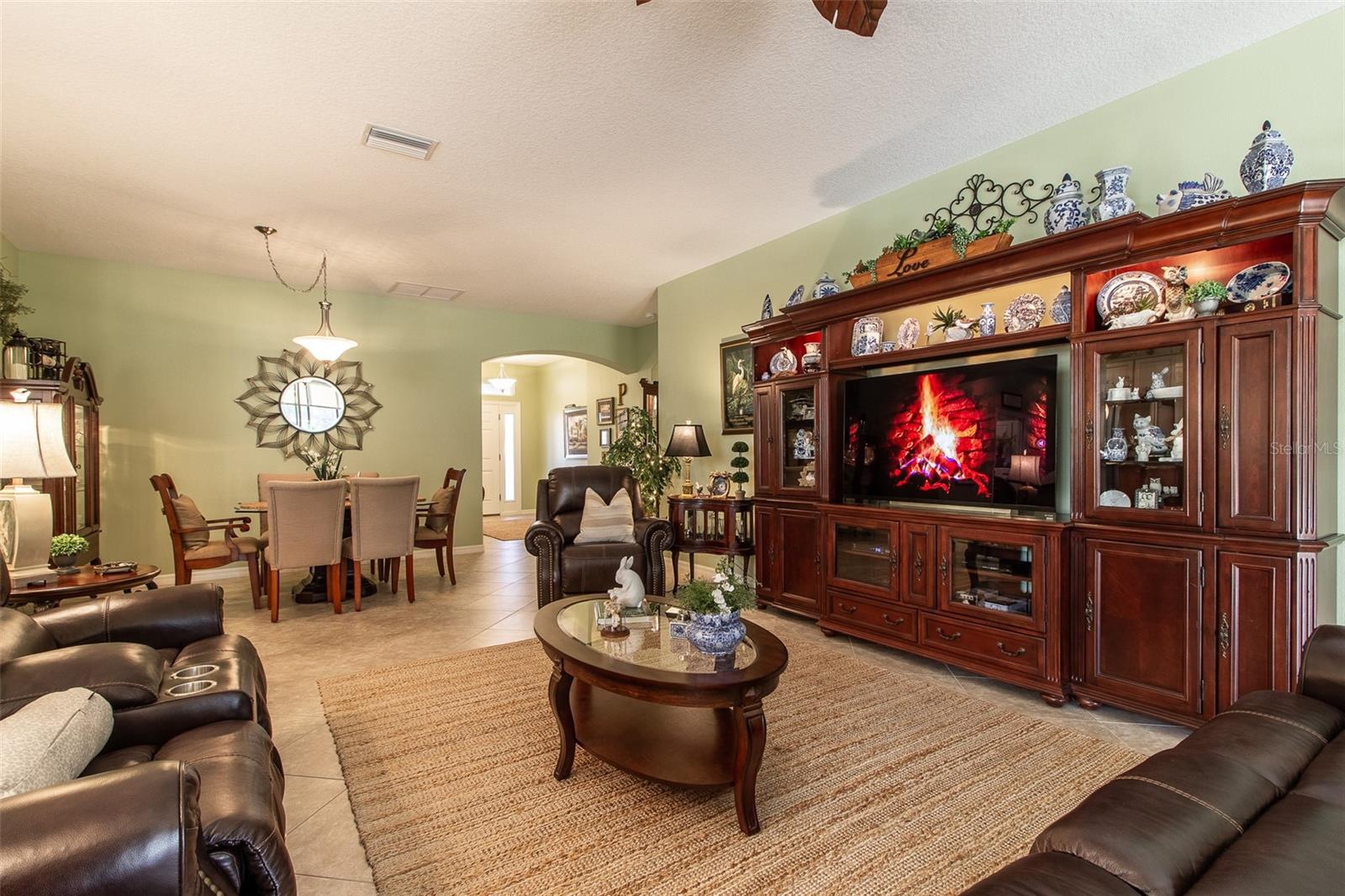 Listing photo id 10 for 16123 14th Avenue Road