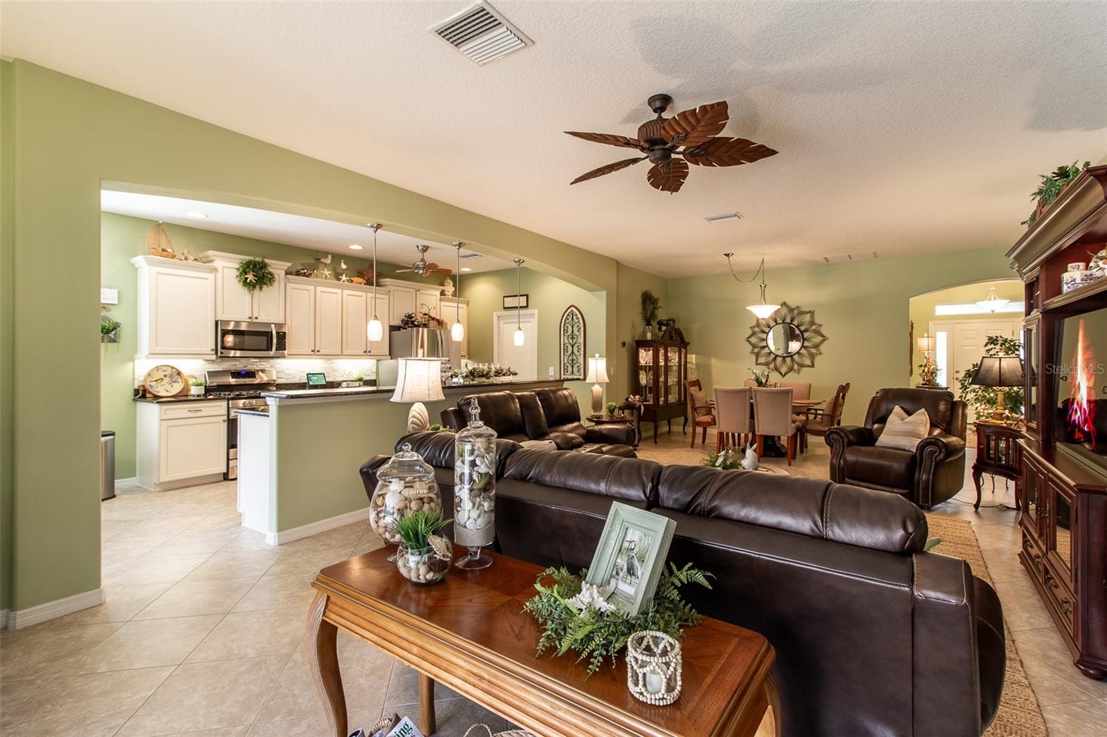 Listing photo id 11 for 16123 14th Avenue Road