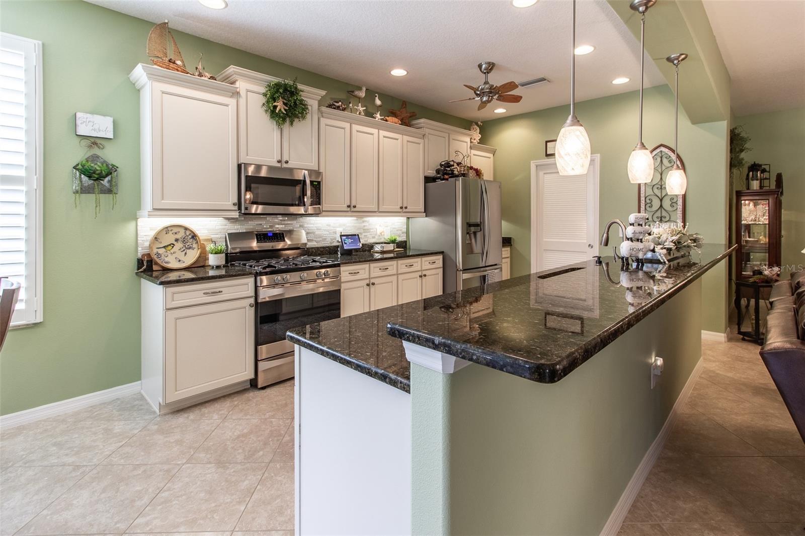 Listing photo id 12 for 16123 14th Avenue Road