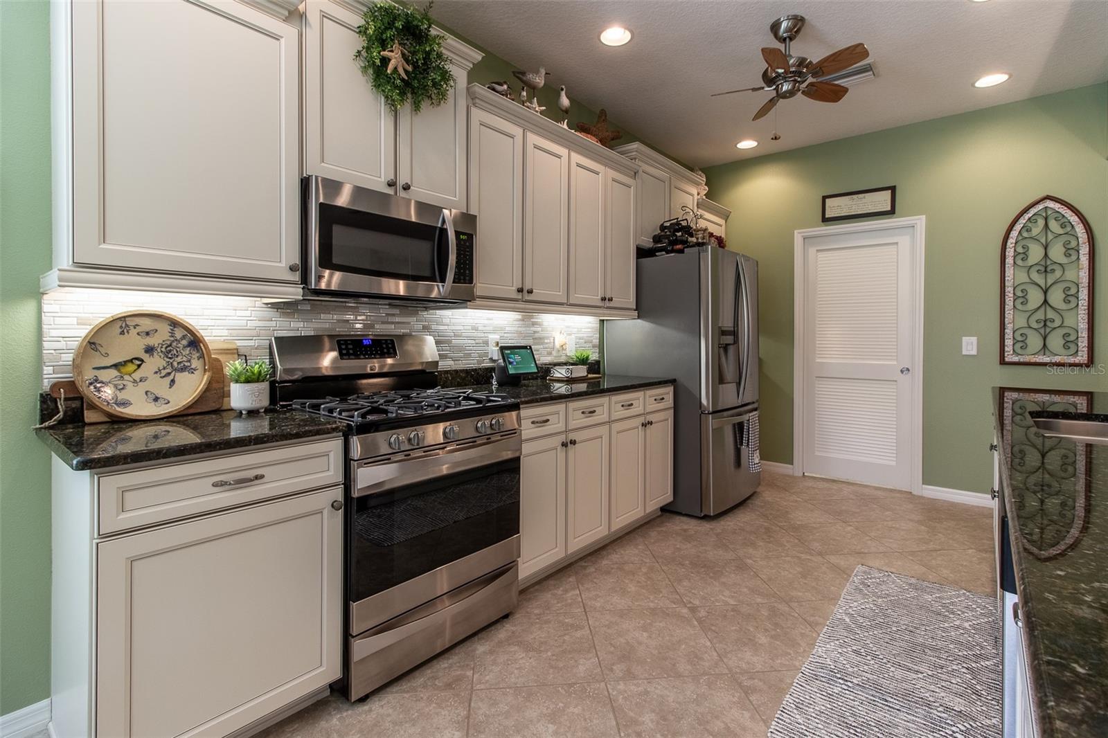 Listing photo id 13 for 16123 14th Avenue Road