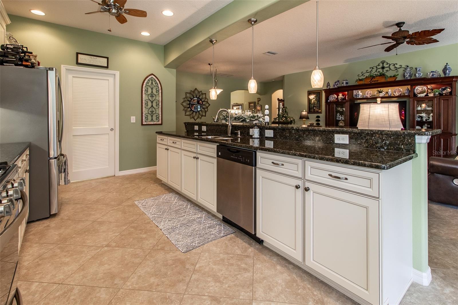 Listing photo id 14 for 16123 14th Avenue Road