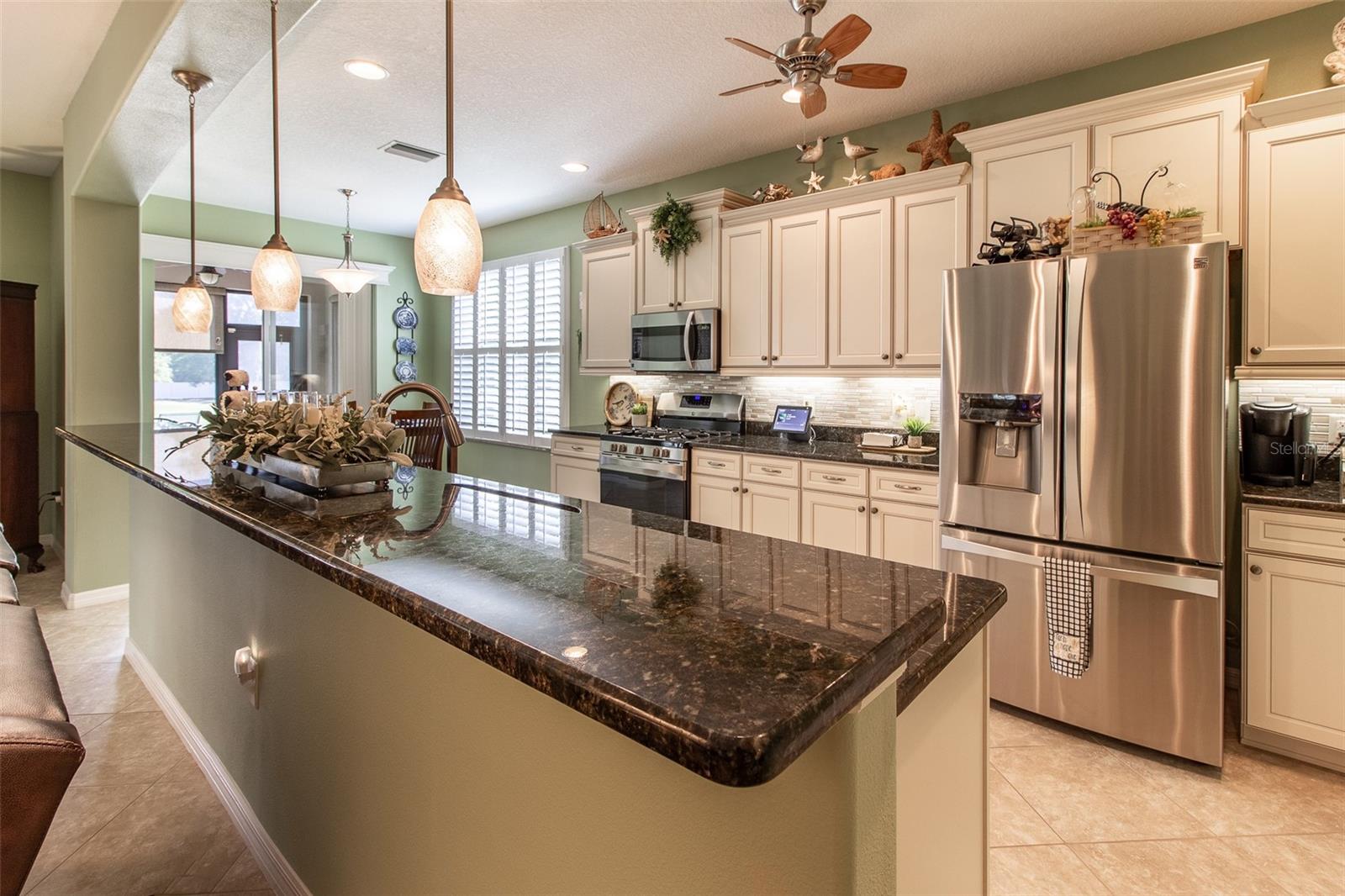 Listing photo id 15 for 16123 14th Avenue Road