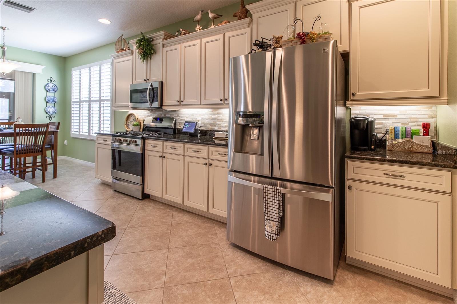 Listing photo id 16 for 16123 14th Avenue Road