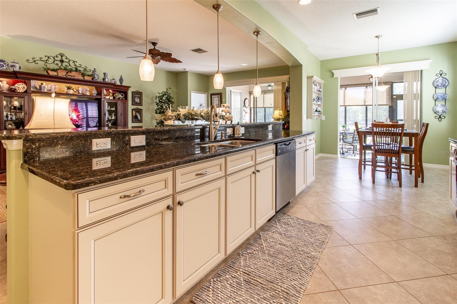 Listing photo id 17 for 16123 14th Avenue Road