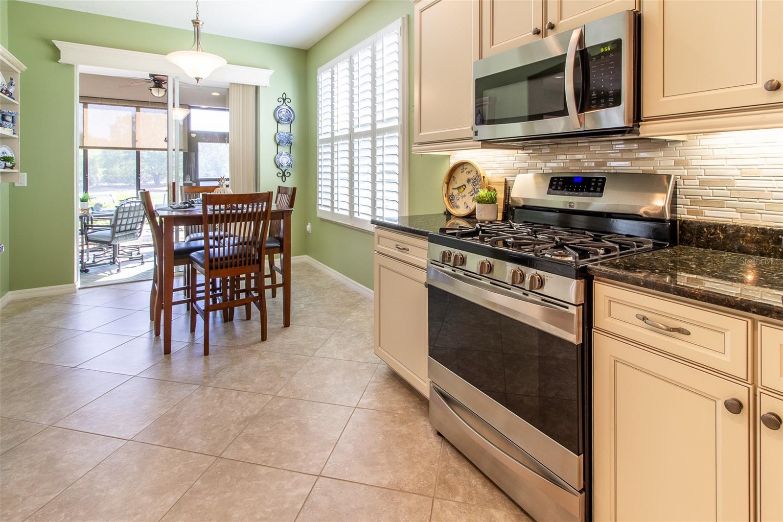 Listing photo id 18 for 16123 14th Avenue Road