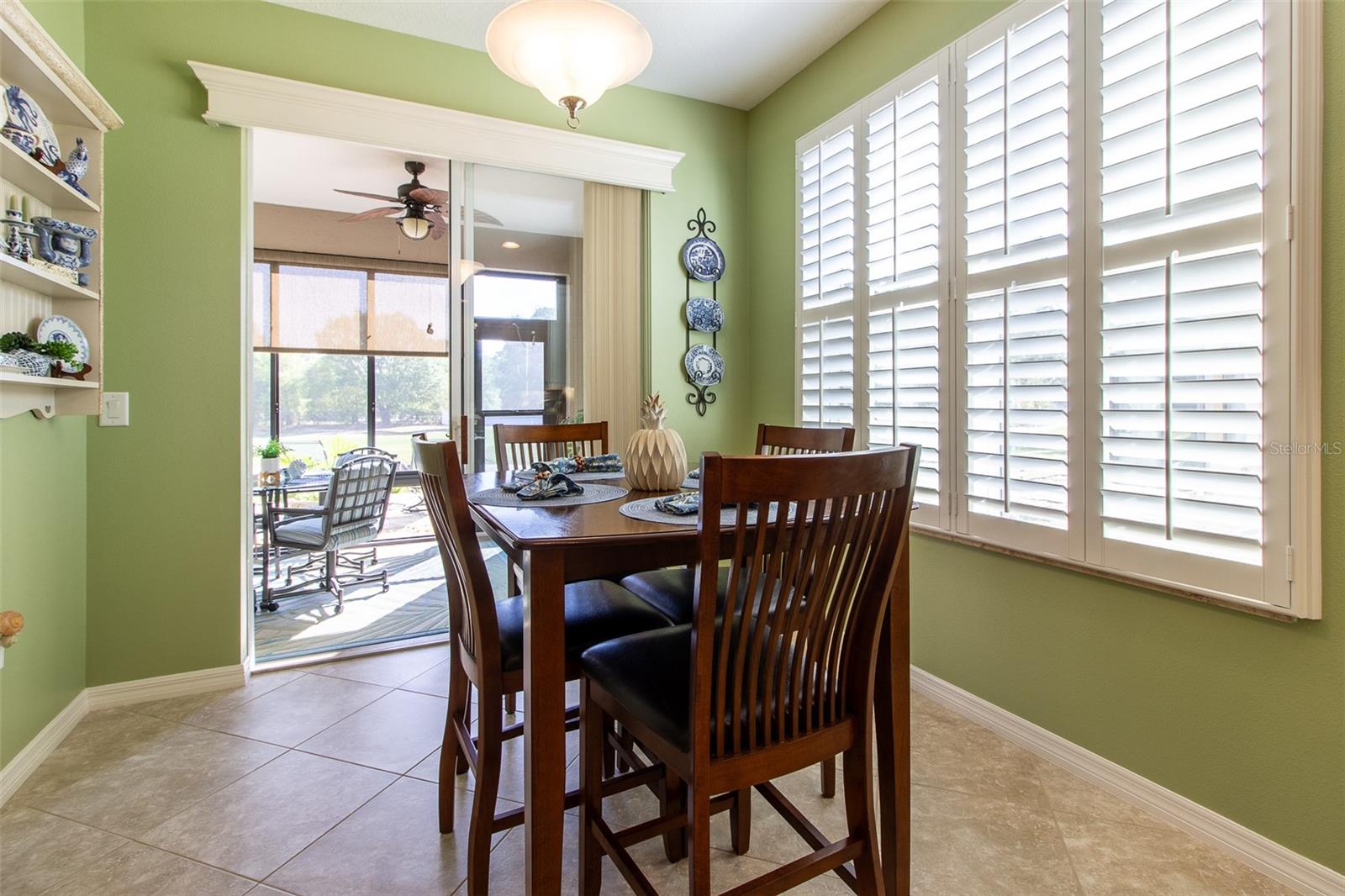 Listing photo id 19 for 16123 14th Avenue Road