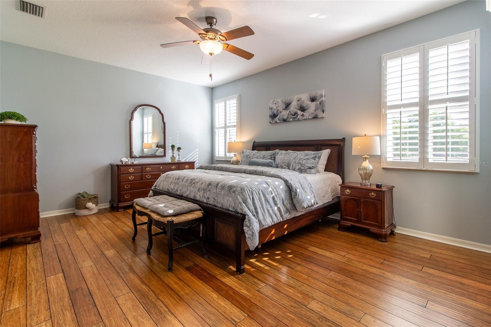 Listing photo id 26 for 16123 14th Avenue Road