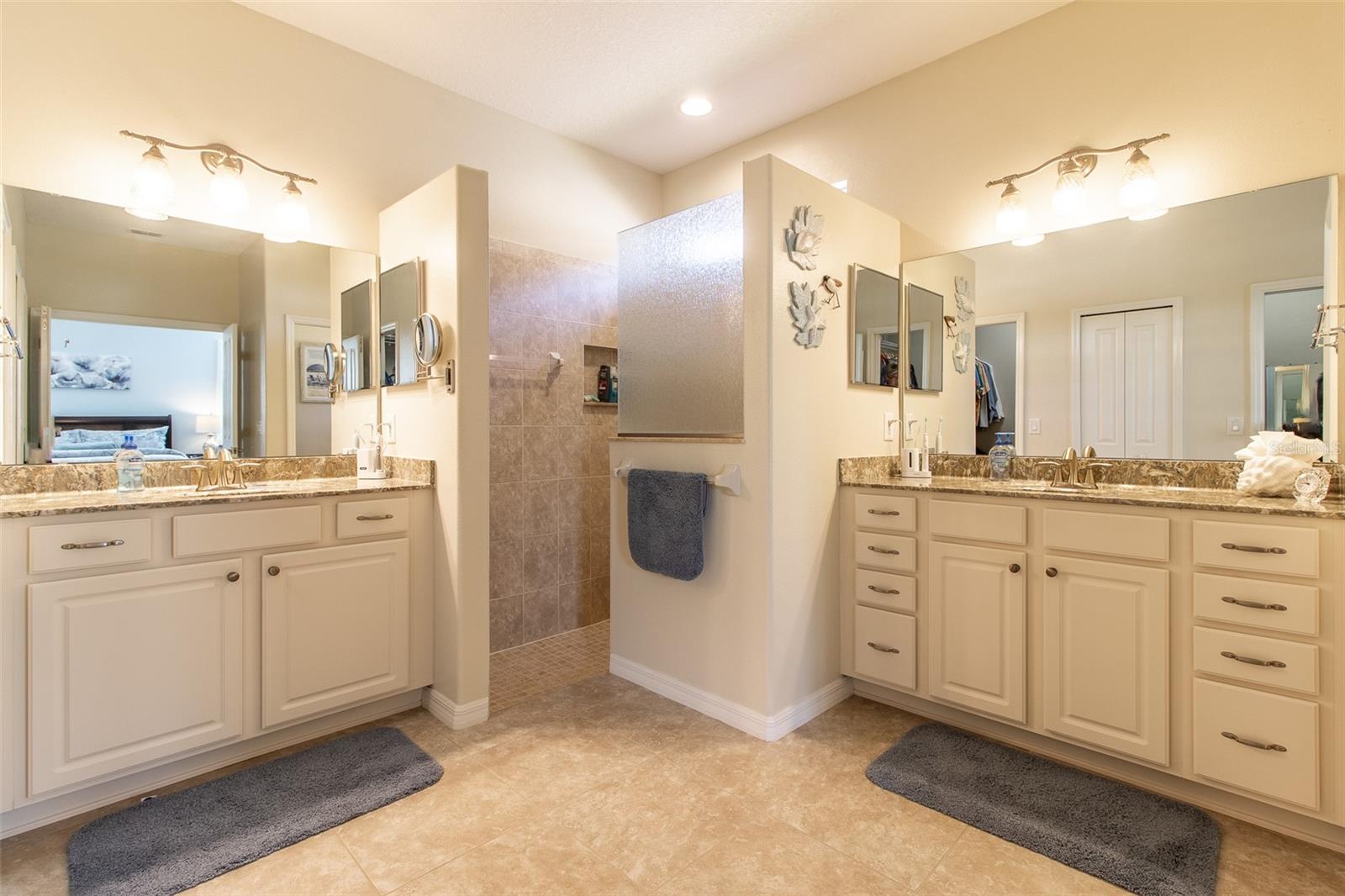 Listing photo id 28 for 16123 14th Avenue Road