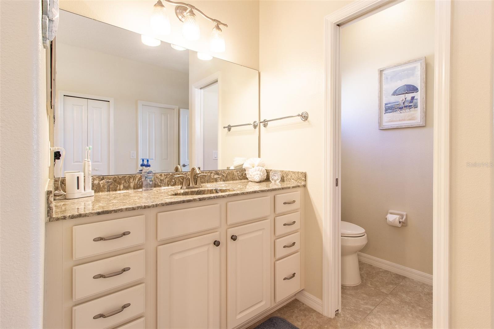 Listing photo id 29 for 16123 14th Avenue Road