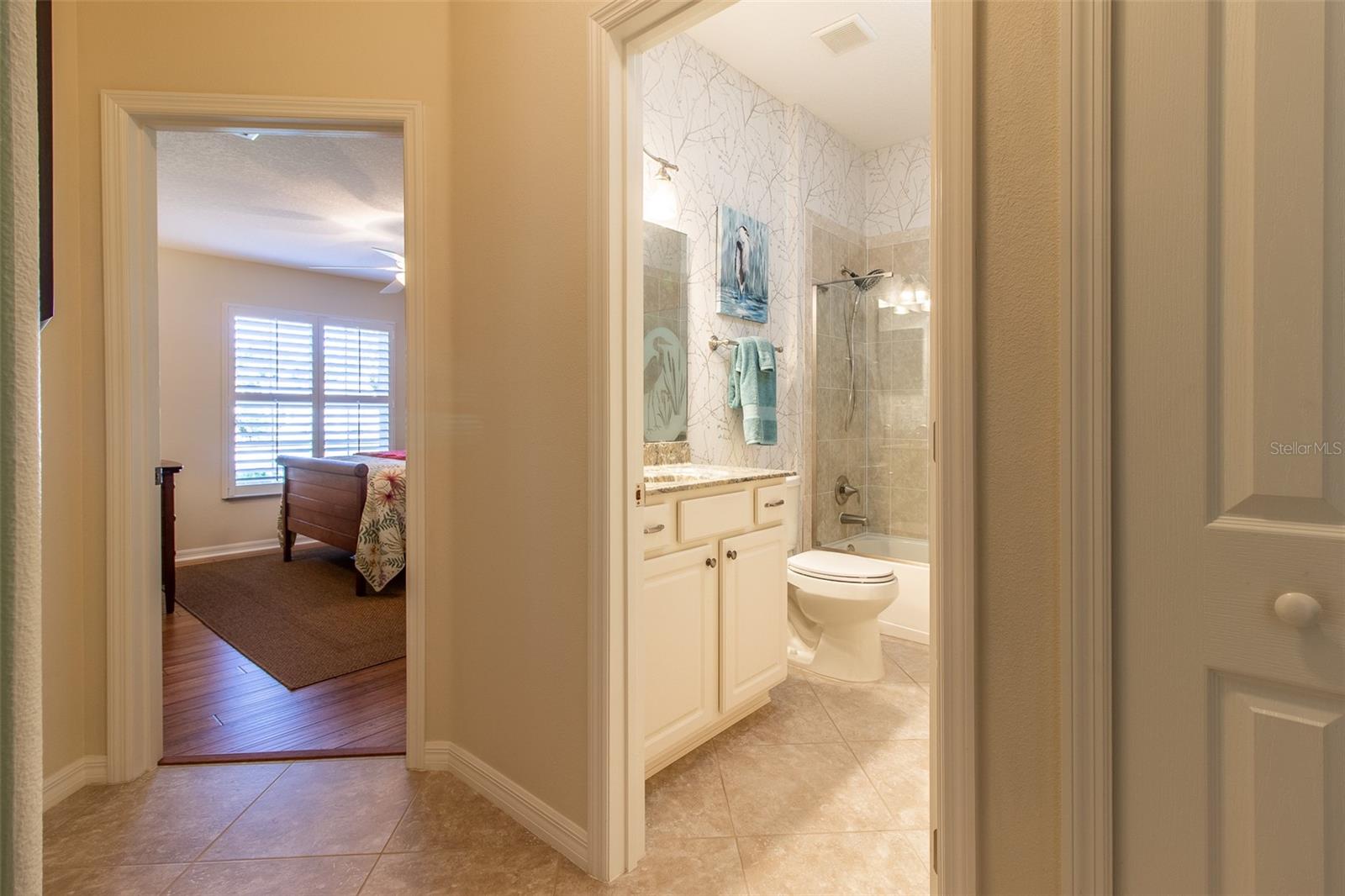 Listing photo id 34 for 16123 14th Avenue Road