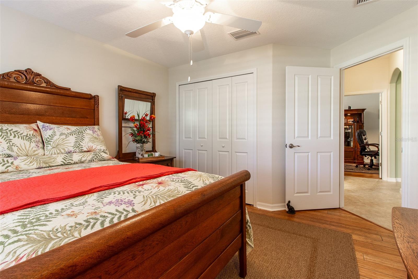 Listing photo id 36 for 16123 14th Avenue Road