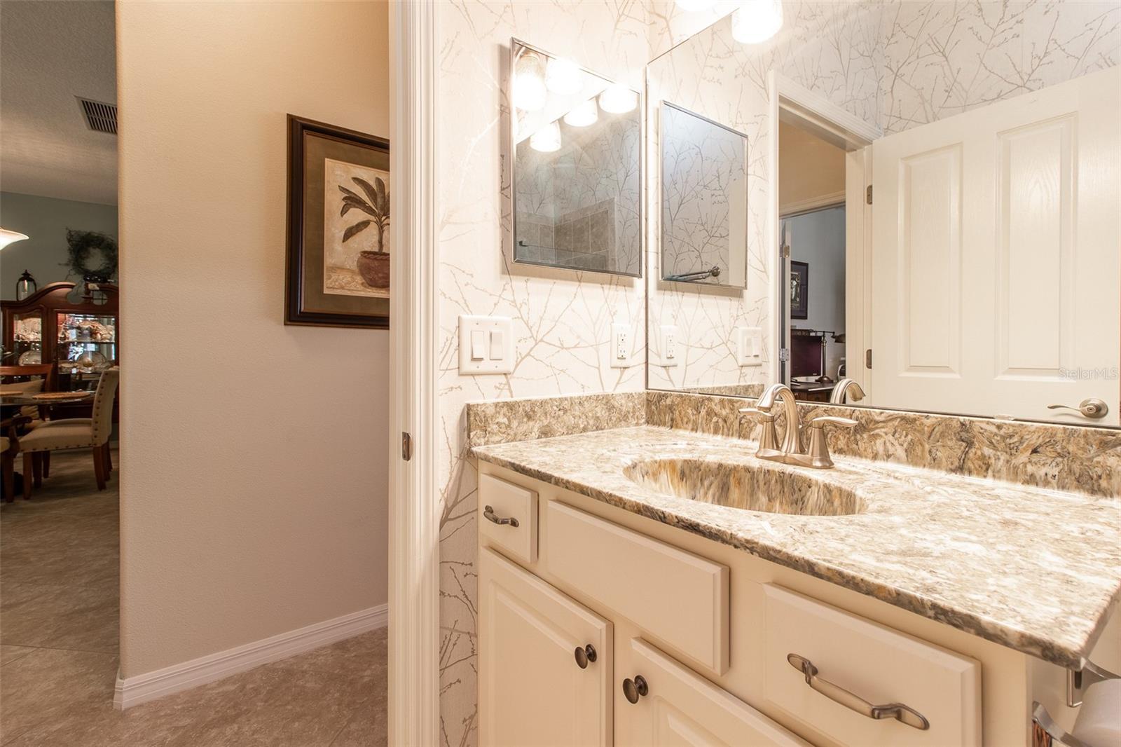 Listing photo id 38 for 16123 14th Avenue Road