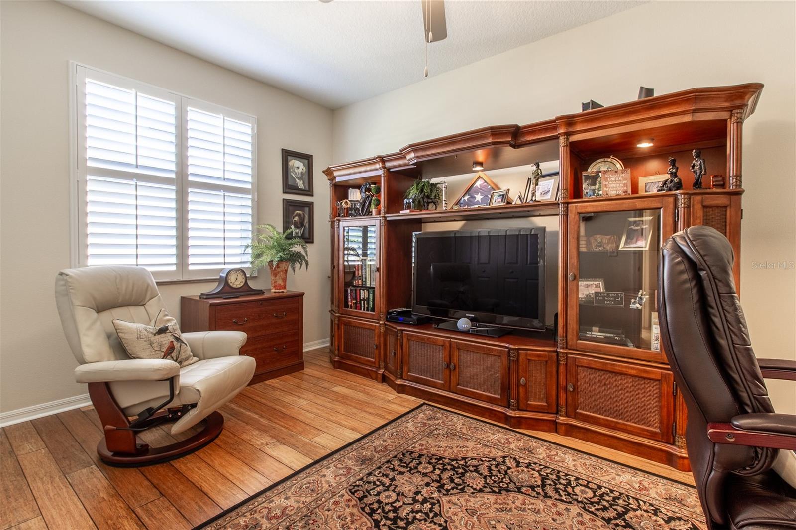 Listing photo id 39 for 16123 14th Avenue Road