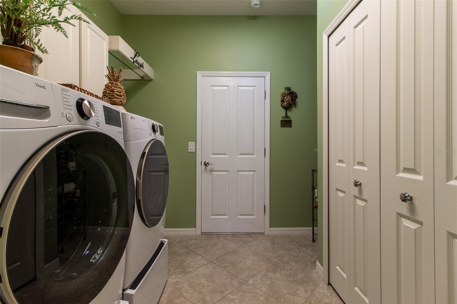 Listing photo id 41 for 16123 14th Avenue Road