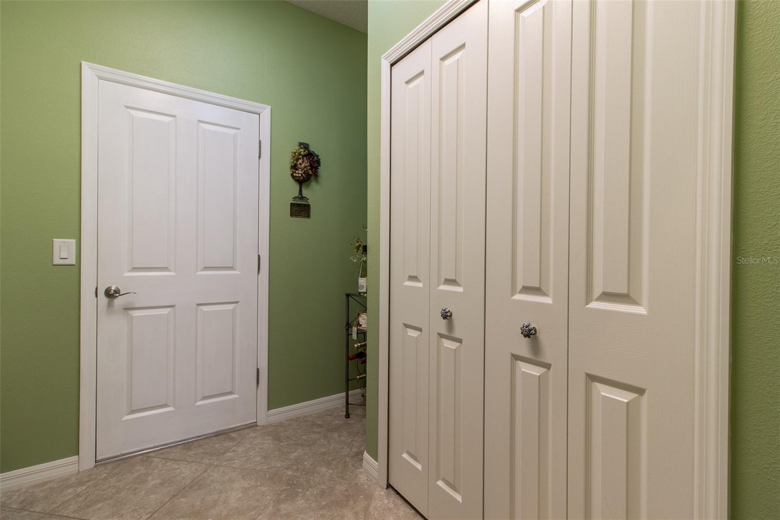 Listing photo id 42 for 16123 14th Avenue Road