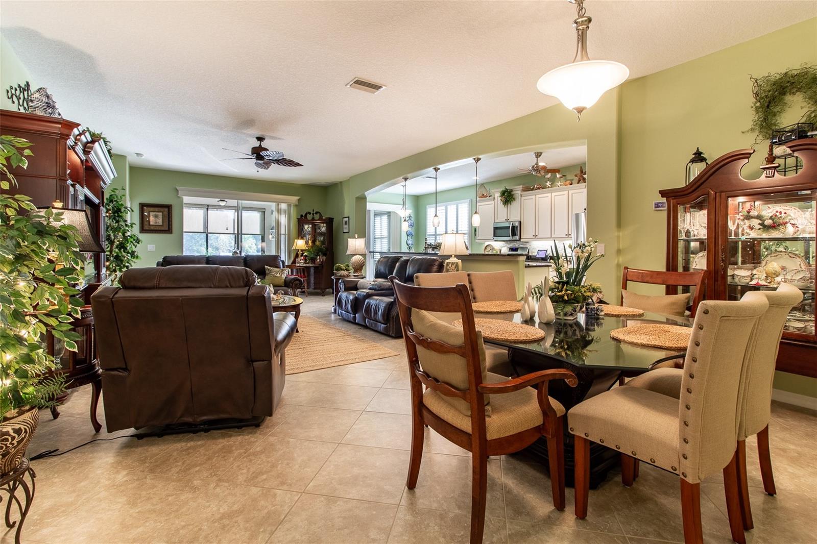 Listing photo id 7 for 16123 14th Avenue Road