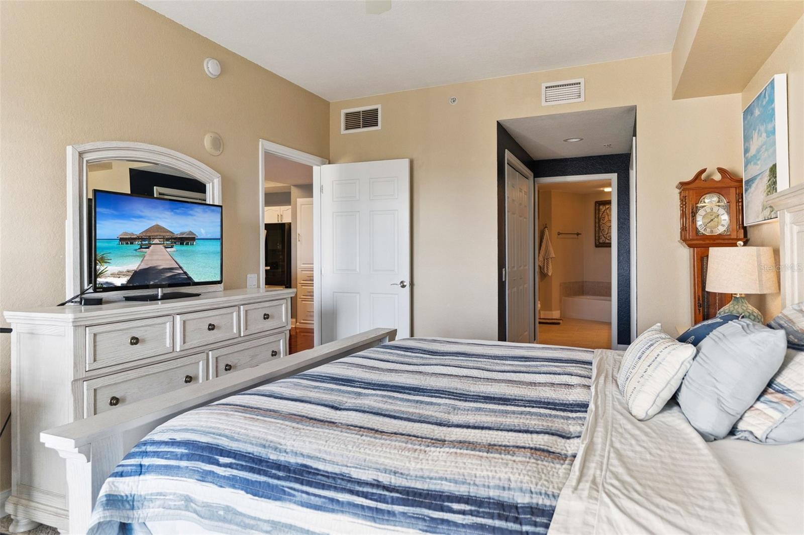 Image 19 of 46 For 2 Oceans West Boulevard 704