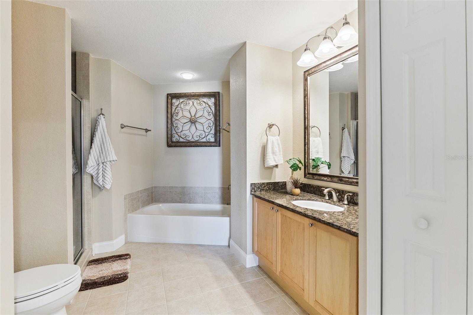 Image 23 of 46 For 2 Oceans West Boulevard 704