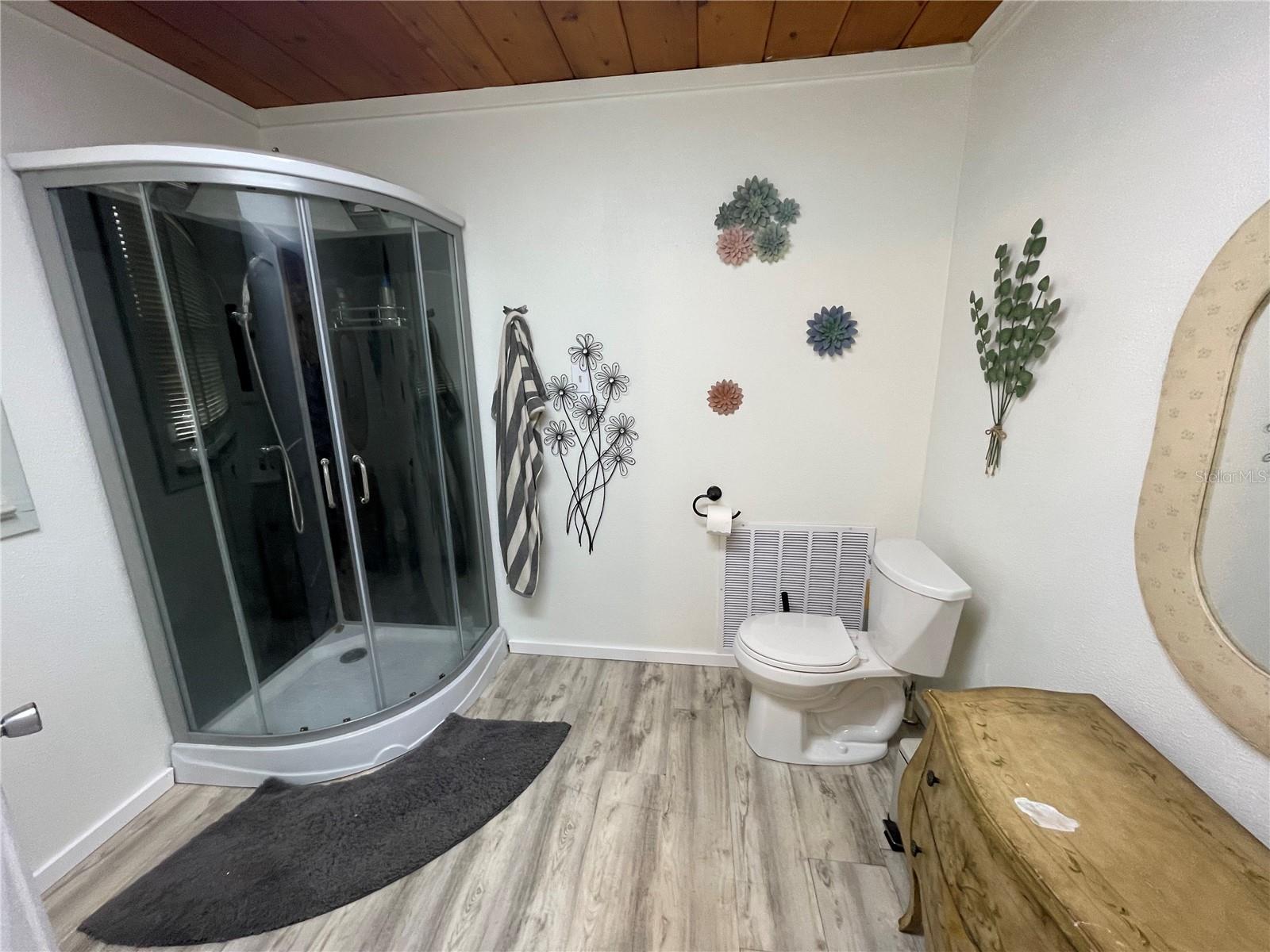 Image 10 of 33 For 202 Warfield Avenue