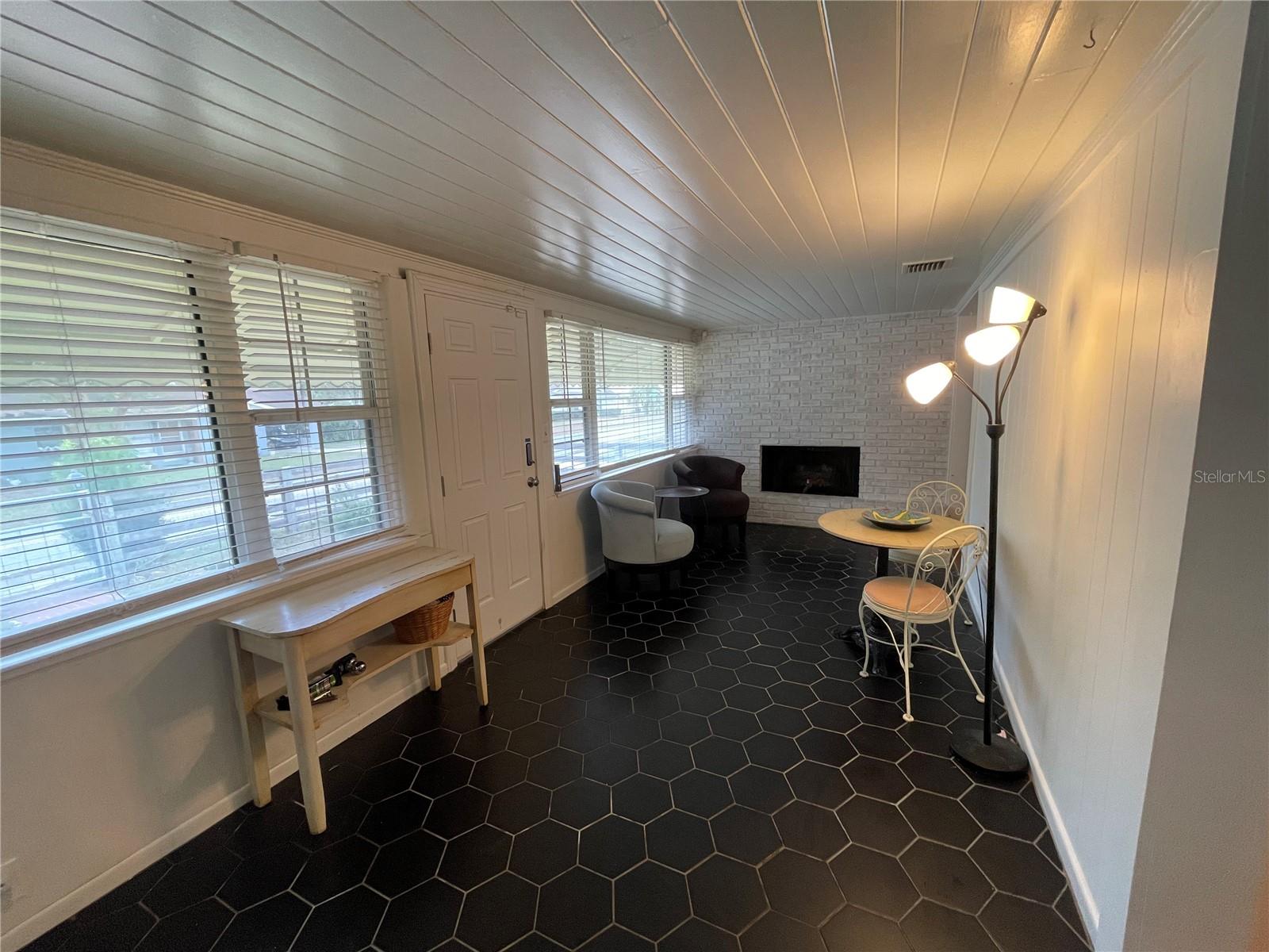 Image 4 of 33 For 202 Warfield Avenue