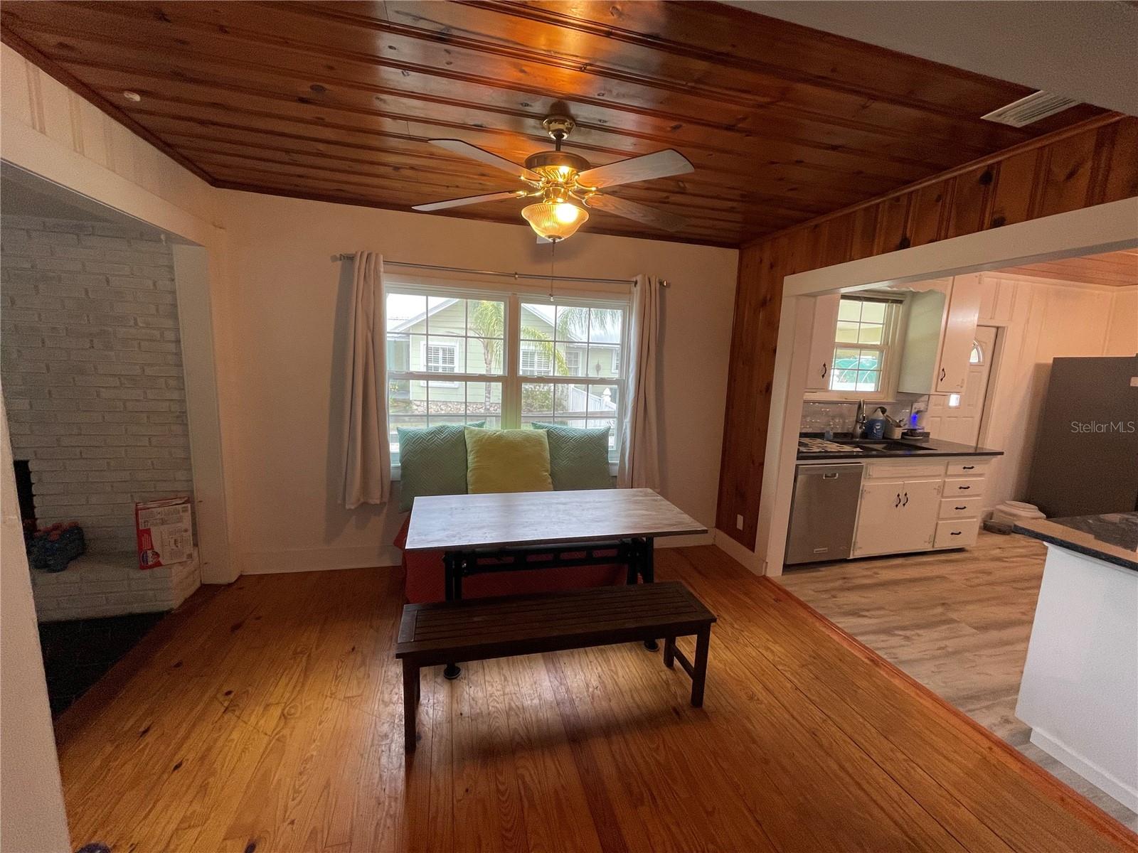 Image 5 of 33 For 202 Warfield Avenue