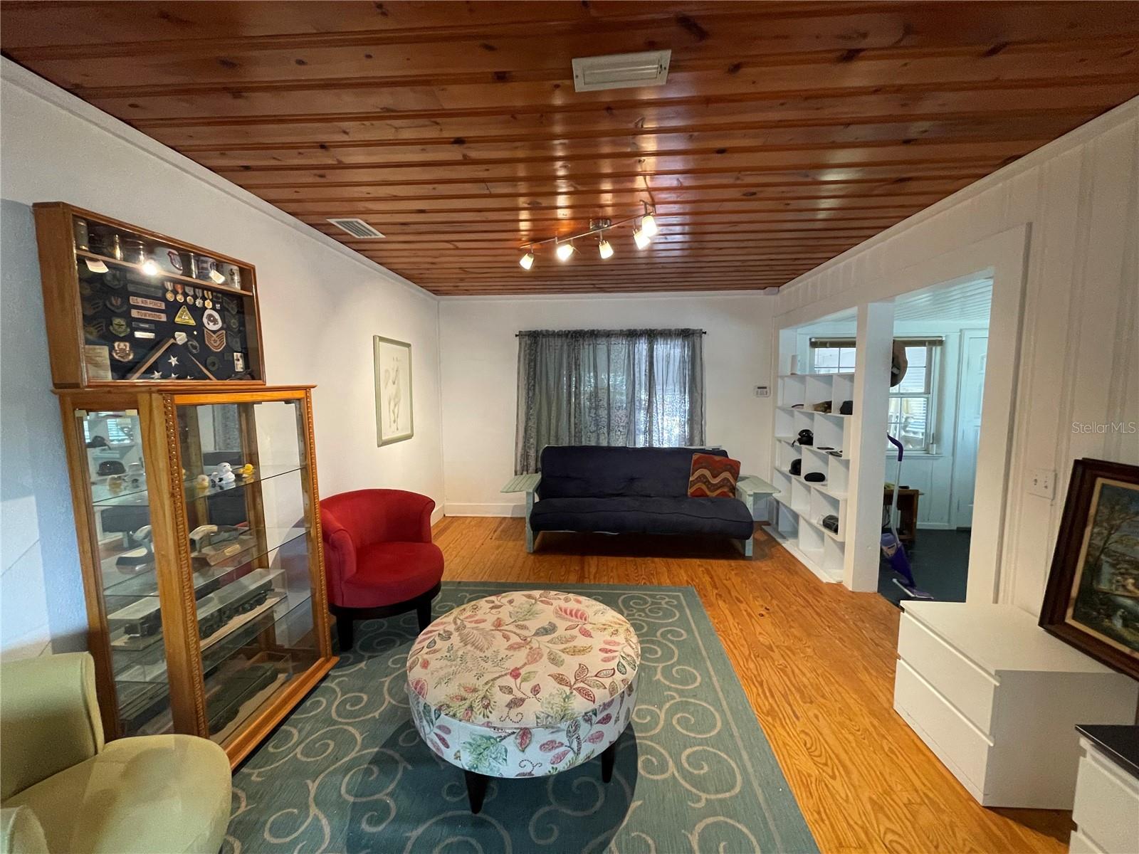 Image 6 of 33 For 202 Warfield Avenue