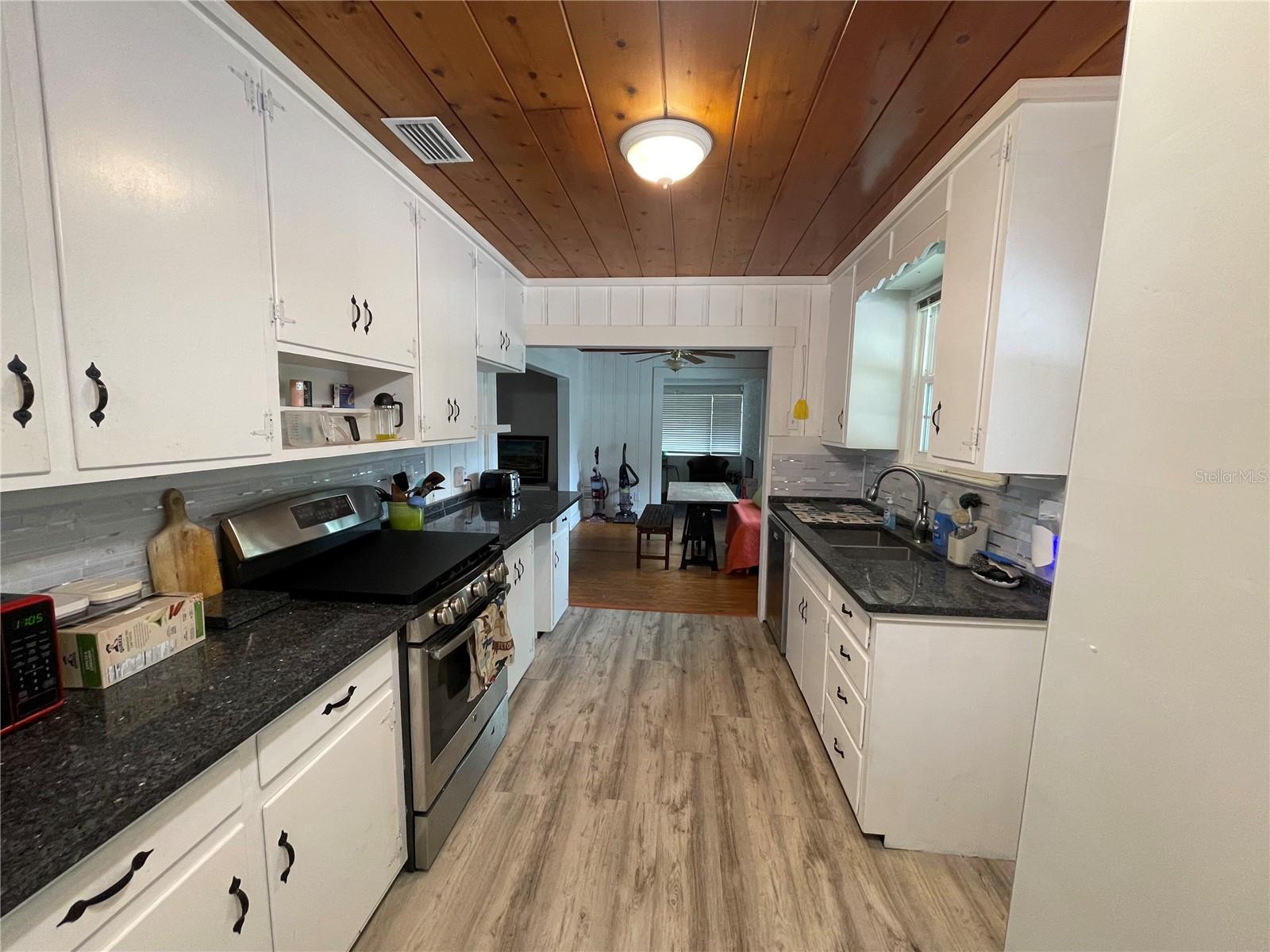 Image 7 of 33 For 202 Warfield Avenue